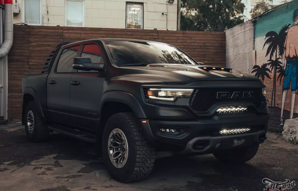 Путешествие RAM TRX из Чебоксар в Москву ради тюнинга мечты в Fat Tony! Комплексная шумоизоляция, новая акустическая система, дополнительное освещение и пневмосигнал Hadley